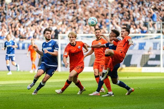 2 Soccer Bundesliga, Karlsruher SC SC Paderborn 07, 18 05 2025 duel between Mattes Hansen SC Paderborn 22 , Calvin Brackelmann SC Paderborn 4 and Bambasé Conté Karlsruher SC 31 2 Soccer Bundesliga, Karlsruher SC SC Paderborn 07 BBBank Wildpark Karlsruhe, 18 05 2025 DFB DFL REGULATIONS PROHIBIT ANY USE OF PHOTOGRAPHS AS IMAGE SEQUENCES AND OR QUASI VIDEO Copyright: xBEAUTIFULxSPORTS Boscox