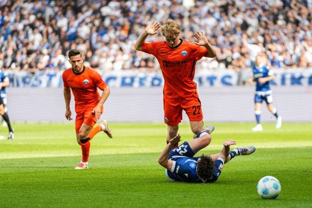 2 Soccer Bundesliga, Karlsruher SC SC Paderborn 07, 18 05 2025 Foul by Mattes Hansen SC Paderborn 22 on Dzenis Burnic Karlsruher SC 7 2 Soccer Bundesliga, Karlsruher SC SC Paderborn 07 BBBank Wildpark Karlsruhe, 18 05 2025 DFB DFL REGULATIONS PROHIBIT ANY USE OF PHOTOGRAPHS AS IMAGE SEQUENCES AND OR QUASI VIDEO Copyright: xBEAUTIFULxSPORTS Boscox