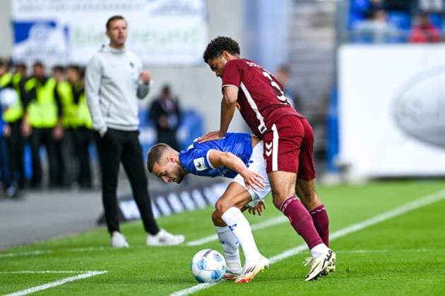 Fabian Nürnberger SV Darmstadt 98, 15 in duel with Bryan Hein SSV Jahn Regensburg, 03 , GER, SV Darmstadt 98 vs SSV Jahn Regensburg, 2 Bundesliga, Soccer, Matchday 34, Season 2024 2025, 18 05 2025 DFL REGULATIONS PROHIBIT ANY USE OF PHOTOGRAPHS as IMAGE SEQUENCES and or QUASI VIDEO GER, SV Darmstadt 98 vs SSV Jahn Regensburg, 2 Bundesliga, Football, Matchday 34, Season 2024 2025, 18 05 2025 Darmstadt Copyright: xEibner-Pressefoto FlorianxWiegandx EP_FWD