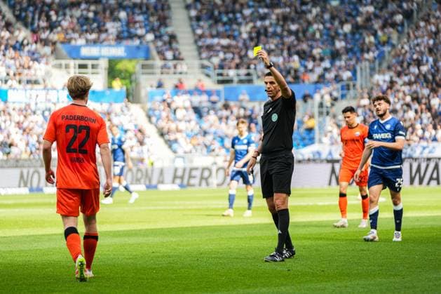2 Soccer Bundesliga, Karlsruher SC SC Paderborn 07, 18 05 2025 Mattes Hansen SC Paderborn 22 sees yellow from Deniz Aytekin referee after a foul 2 Soccer Bundesliga, Karlsruher SC SC Paderborn 07 BBBank Wildpark Karlsruhe, 18 05 2025 DFB DFL REGULATIONS PROHIBIT ANY USE OF PHOTOGRAPHS AS IMAGE SEQUENCES AND OR QUASI VIDEO Copyright: xBEAUTIFULxSPORTS Boscox