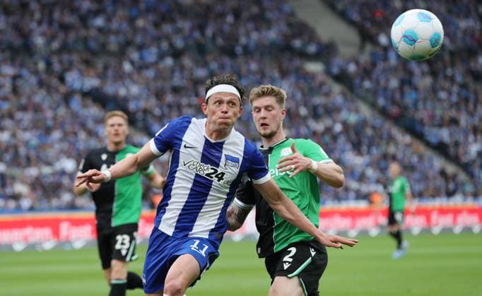 Fabian Reese, Josh Knight duel match scene Action Sport Football Soccer DFL 2 Bundesliga Men 34 Matchday Season 2024 2025 18 05 2025 Hertha BSC Berlin vs Hannover 96 DFL regulations prohibit any use of photographs as image sequences and or quasi video