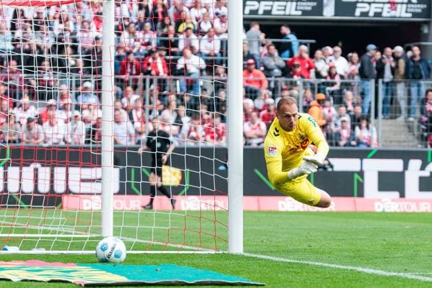 2 Soccer Bundesliga, 1 FC Köln 1 FC Kaiserslautern, 18 05 2025 Marvin Schwäbe 1 FC Köln, 1 parried 2 Soccer Bundesliga, 1 FC Köln 1 FC Kaiserslautern, Cologne, RheinEnergiestadion on 18 05 2025 DFL REGULATIONS PROHIBIT ANY USE OF PHOTOGRAPHS AS IMAGE SEQUENCES AND OR QUASI VIDEO Copyright: xBEAUTIFULxSPORTS Wunderlx