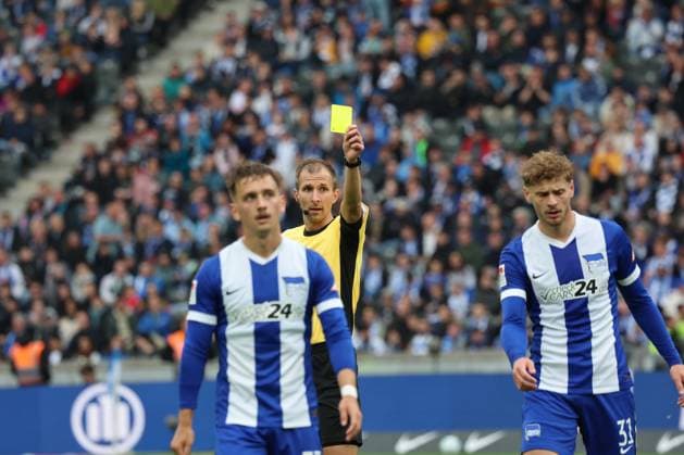 2 Soccer Bundesliga, Hertha BSC Hannover 96 Yellow, the yellow card, Márton Dárdai Hertha BSC Berlin 31 receives the yellow card from referee Florian Heft, during the match in the 2 Soccer Bundesliga, Hertha BSC Hannover 96 in Berlin, Olympiastadion, on 18 05 2025 DFB regulations prohibit any use of photographs as image sequences and or quasi video Copyright: xBEAUTIFULxSPORTS Frankex