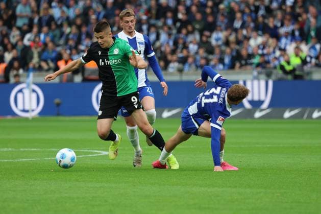 2 Soccer Bundesliga, Hertha BSC Hannover 96 Nicolo Tresoldi Hannover 9 in a duel with Márton Dárdai Hertha BSC Berlin 31 , behind Michaël Cuisance Hertha BSC Berlin 27 , during the match in the 2 Soccer Bundesliga, Hertha BSC Hannover 96 in Berlin, Olympiastadion, on 18 05 2025 DFB regulations prohibit any use of photographs as image sequences and or quasi video Copyright: xBEAUTIFULxSPORTS Frankex