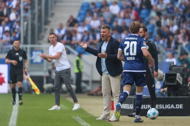 Lukas Kwasniok SC Paderborn 07, Head coach cheers on his team on the sidelines, Karlsruher SC vs SC Paderborn 07, 2 Bundesliga, 34 Matchday, 2024 2025, 18 05 2025, DFL REGULATES PROHIBIT ANY USE OF PHOTOGRAPHS AS IMAGE SEQUENCES AND OR QUASI VIDEO, Karlsruher SC vs SC Paderborn 07, 2 Bundesliga, 34 Matchday, 2024 2025, 18 05 2025 Karlsruhe Copyright: xEibner-Pressefoto JanxPrihodax EP_JPA