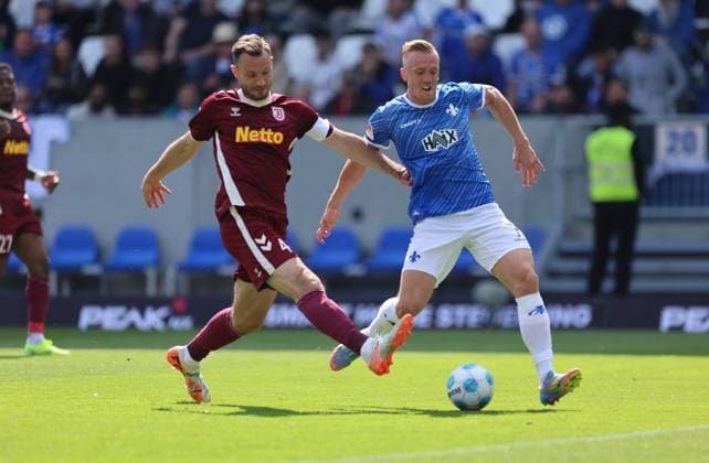 18 05 2025, xdcx, Soccer 2 Bundesliga, SV Darmstadt 98 SSV Jahn Regensburg, emonline, emspor, despor, v l , Florian Ballas SSV Jahn Regensburg , Isac Lidberg SV Darmstadt 98 DFL DFB REGULATIONS PROHIBIT ANY USE OF PHOTOGRAPHS AS IMAGE SEQUENCES AND OR QUASI VIDEO Copyright: HMBxMedia Claus