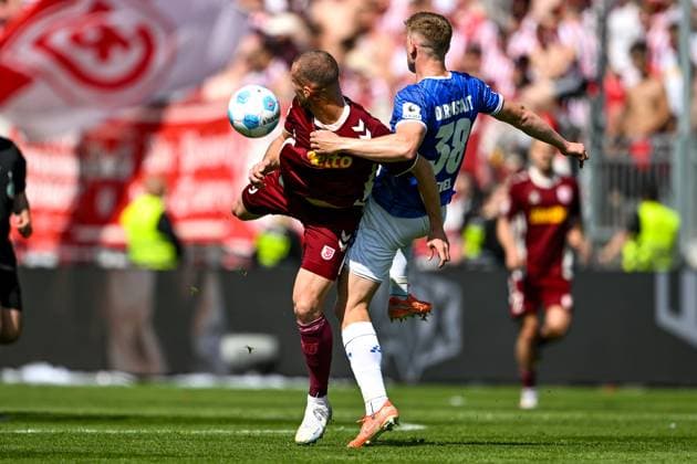 Eric Hottmann SSV Jahn Regensburg, 09 in duel with Clemens Riedel SV Darmstadt 98, 38 , GER, SV Darmstadt 98 vs SSV Jahn Regensburg, 2 Bundesliga, Soccer, Matchday 34, Season 2024 2025, 18 05 2025 DFL REGULATIONS PROHIBIT ANY USE OF PHOTOGRAPHS as IMAGE SEQUENCES and or QUASI VIDEO GER, SV Darmstadt 98 vs SSV Jahn Regensburg, 2 Bundesliga, Football, Matchday 34, Season 2024 2025, 18 05 2025 Darmstadt Copyright: xEibner-Pressefoto FlorianxWiegandx EP_FWD