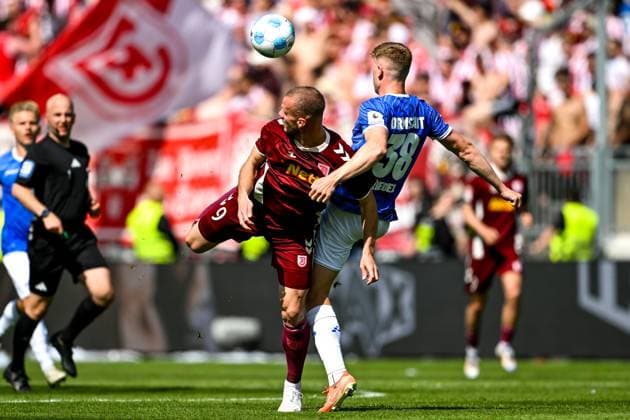 Eric Hottmann SSV Jahn Regensburg, 09 in duel with Clemens Riedel SV Darmstadt 98, 38 , GER, SV Darmstadt 98 vs SSV Jahn Regensburg, 2 Bundesliga, Soccer, Matchday 34, Season 2024 2025, 18 05 2025 DFL REGULATIONS PROHIBIT ANY USE OF PHOTOGRAPHS as IMAGE SEQUENCES and or QUASI VIDEO GER, SV Darmstadt 98 vs SSV Jahn Regensburg, 2 Bundesliga, Football, Matchday 34, Season 2024 2025, 18 05 2025 Darmstadt Copyright: xEibner-Pressefoto FlorianxWiegandx EP_FWD