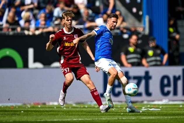 Leopold Wurm SSV Jahn Regensburg, 37 in duel with Tobias Kempe SV Darmstadt 98, 11 , GER, SV Darmstadt 98 vs SSV Jahn Regensburg, 2 Bundesliga, Soccer, Matchday 34, Season 2024 2025, 18 05 2025 DFL REGULATIONS PROHIBIT ANY USE OF PHOTOGRAPHS as IMAGE SEQUENCES and or QUASI VIDEO GER, SV Darmstadt 98 vs SSV Jahn Regensburg, 2 Bundesliga, Football, Matchday 34, Season 2024 2025, 18 05 2025 Darmstadt Copyright: xEibner-Pressefoto FlorianxWiegandx EP_FWD