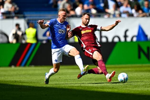 Isac Lidberg SV Darmstadt 98, 07 in duel with Florian Ballas SSV Jahn Regensburg, 04 , GER, SV Darmstadt 98 vs SSV Jahn Regensburg, 2 Bundesliga, Soccer, Matchday 34, Season 2024 2025, 18 05 2025 DFL REGULATIONS PROHIBIT ANY USE OF PHOTOGRAPHS as IMAGE SEQUENCES and or QUASI VIDEO GER, SV Darmstadt 98 vs SSV Jahn Regensburg, 2 Bundesliga, Football, Matchday 34, Season 2024 2025, 18 05 2025 Darmstadt Copyright: xEibner-Pressefoto FlorianxWiegandx EP_FWD