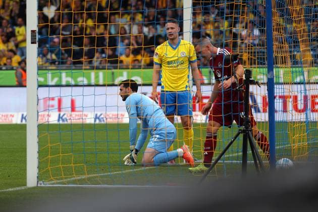 Braunschweig vs Nuremberg, 2 BL Braunschweig, 18 05 2025, FOOTBALL Eintracht Braunschweig vs 1 FC Nuremberg, 2 BL, season 2024 25 Goalkeeper Marko Johansson Eintracht Braunschweig , Paul Jaeckel Eintracht Braunschweig after the goal for 0 3 Braunschweig