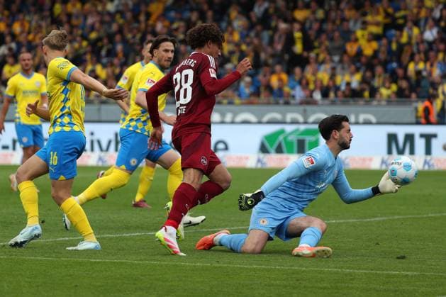 Braunschweig vs Nuremberg, 2 BL Braunschweig, 18 05 2025, FOOTBALL Eintracht Braunschweig vs 1 FC Nuremberg, 2 BL, Season 2024 25 Janis Antiste 1 FC Nuremberg , Goalkeeper Marko Johansson Eintracht Braunschweig Braunschweig