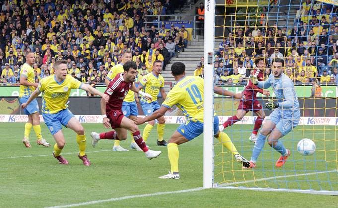 Here Mahir Emreli 1 FC Nuernberg scores the 0 1 Football, Men, Season 2024 2025 2 BL, Eintracht Stadion, Eintracht Braunschweig vs 1 FC Nuernberg DFL REGULATIONS PROHIBIT ANY USE OF PHOTOGRAPHS AS IMAGE SEQUENCES AND OR QUASI VIDEO
