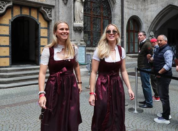 Football, men, Bundesliga, season 2024 2025, FC Bayern Munich, championship celebration, Rathausbalkon, Marienplatz Klara Bühl Buehl FC Bayern Munich left with Giulia Gwinn FC Bayern Munich right on the way to the championship celebration at the Rathaus balcony