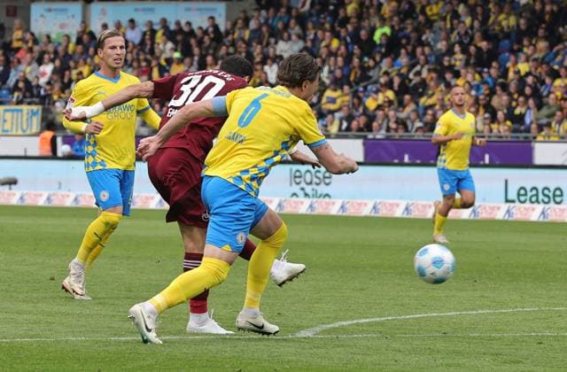 18 05 2025 Soccer Season 2024 2025 2 Soccer Bundesliga 34 Matchday Eintracht Braunschweig BTSV EBS 1 FC Nürnberg FCN Club Sportfoto Zink DaMa xdaxmax DFL regulations prohibit any use of photographs as image sequences and or quasi video only for editorial use Goal Goal Goal Shot to 0 4 Goalscorer Mahir Emreli 30, 1 FC Nürnberg FCN vs Ermin Bicakcic 6, Eintracht Braunschweig BTSV EBS