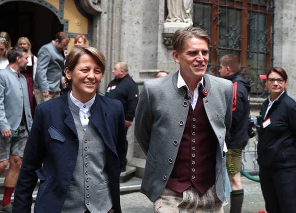 Football, men, Bundesliga, 2024 2025 season, FC Bayern Munich, championship celebration, Rathausbalkon, Marienplatz Bianca Rech, Director FC Bayern Munich left with Christoph Freund, Sports Director FC Bayern Munich right on the way to the championship celebration on the Rathaus balcony