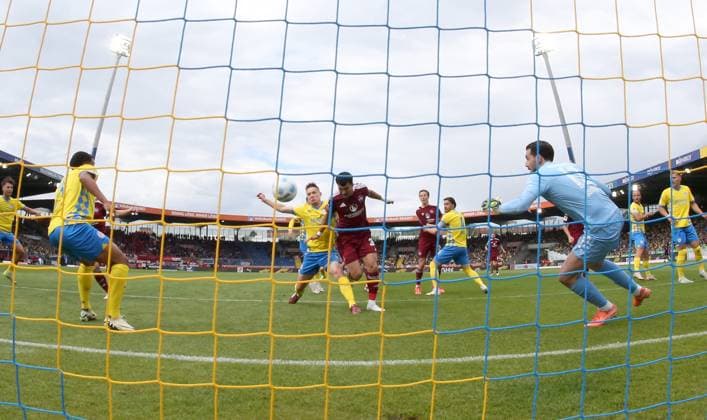 18 05 2025 Soccer Season 2024 2025 2 Soccer Bundesliga 34 Matchday Eintracht Braunschweig BTSV EBS 1 FC Nürnberg FCN Club Sportfoto Zink DaMa xdaxmax DFL regulations prohibit any use of photographs as image sequences and or quasi video only for editorial use Goal Goal Goal Shot to 0 1 Goalscorer Mahir Emreli 30, 1 FC Nürnberg FCN