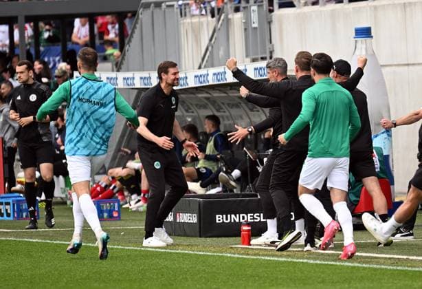 18 05 2025, xjhx, Fussball 2 Bundesliga, Spvgg Greuther Fuerth Hamburger SV v l Trainer Thomas Kleine Spvgg Greuther Fuerth celebrate the goal, Der Torjubel zum 1 0 DFL DFB REGULATIONS PROHIBIT ANY USE OF PHOTOGRAPHS as IMAGE SEQUENCES and or QUASI VIDEO Fuerth