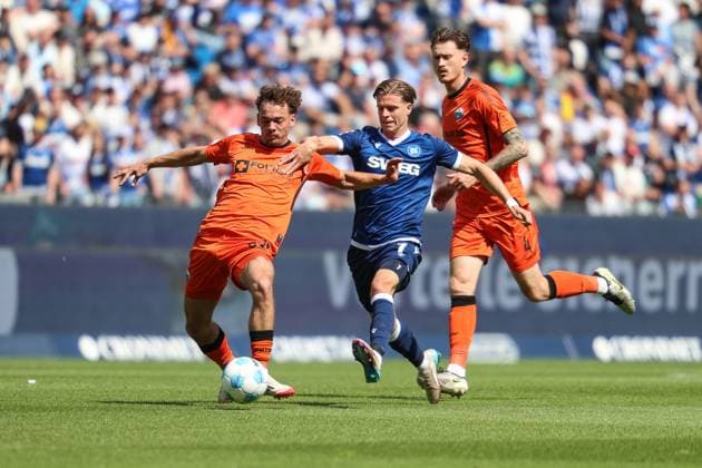 Aaron Zehnter SC Paderborn 07, 32 in duel with Dzenis Burnic Karlsruher SC, 07 Calvin Brackelmann SC Paderborn 07, 04 , Karlsruher SC vs SC Paderborn 07, 2 Bundesliga, Matchday 34, 2024 2025, 18 05 2025, DFL REGULATES PROHIBIT ANY USE OF PHOTOGRAPHS AS IMAGE SEQUENCES AND OR QUASI VIDEO, Karlsruher SC vs SC Paderborn 07, 2 Bundesliga, 34 Matchday, 2024 2025, 18 05 2025 Karlsruhe Copyright: xEibner-Pressefoto JanxPrihodax EP_JPA