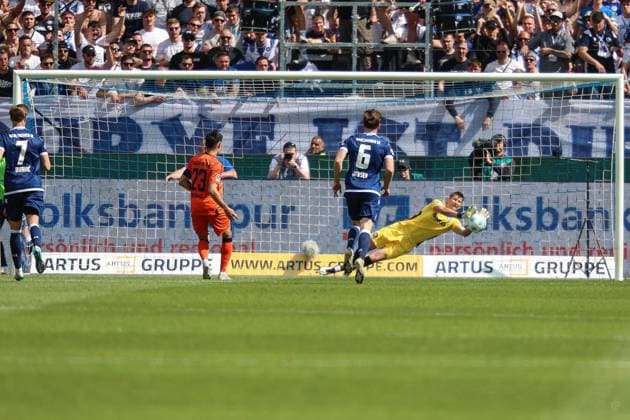 Max Weiss Karlsruher SC, Goalkeeper 01 saves Raphael Obermairs penalty kick SC Paderborn 07, 23 , Karlsruher SC vs SC Paderborn 07, 2 Bundesliga, 34 Matchday, 2024 2025, 18 05 2025, DFL REGULATIONS PROHIBIT ANY USE OF PHOTOGRAPHS AS IMAGE SEQUENCES AND OR QUASI VIDEO, Karlsruher SC vs SC Paderborn 07, 2 Bundesliga, 34 Matchday, 2024 2025, 18 05 2025 Karlsruhe Copyright: xEibner-Pressefoto JanxPrihodax EP_JPA