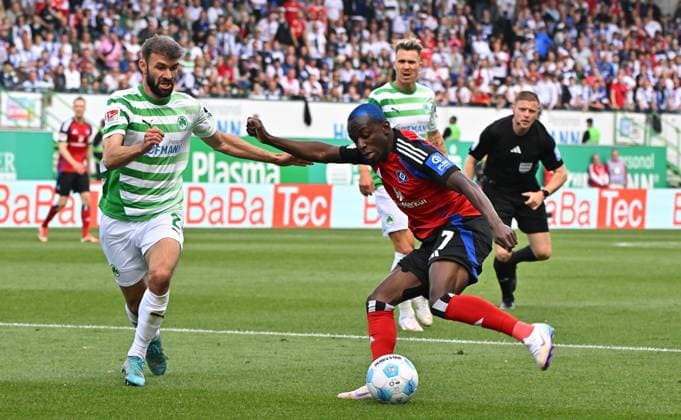 18 05 2025 Soccer Season 2024 2025 2 Soccer Bundesliga 34 Matchday SpVgg Greuther Fürth Kleeblatt Hamburger HSV Hamburg HSV Sportfoto Zink MeZi xmexzix DFL regulations prohibit any use of photographs as image sequences and or quasi video only for editorial use Simon Asta 2, SpVgg Greuther Fürth Jean Luc Dompe 7, Hamburger SV HSV, rechts