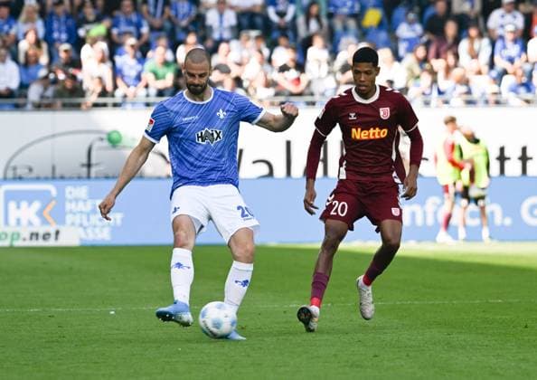 18 05 2025, xsltx, Soccer 2 Bundesliga, SV Darmstadt 98 Jahn Regensburg v l Aleksandar Vukotic SV Darmstadt 98 , Noah Ganaus SSV Jahn Regensburg DFL DFB REGULATIONS PROHIBIT ANY USE OF PHOTOGRAPHS as IMAGE SEQUENCES and or QUASI VIDEO