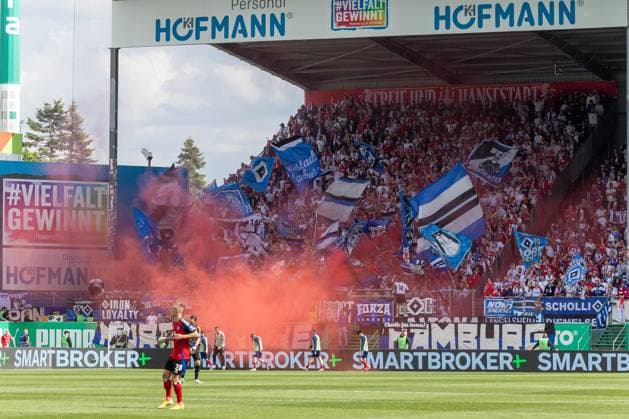 Pyro der HSV Fans, Spvgg Greuther Fuerth vs Hamburger SV Football, 2 Bundesliga, DFL, Saison 2024 2025, Rueckrunde, 34 Spieltag, 18 05 2025 DFB regulations prohibit any use of photographs as image sequences and or quasi video Copyright: xkolbert-press MartinxAgüerax