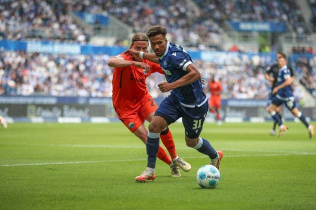 Bambase Conte Karlsruher SC, 31 in duel with Felix Goetze SC Paderborn 07, 20 , Karlsruher SC vs SC Paderborn 07, 2 Bundesliga, Matchday 34, 2024 2025, 18 05 2025, DFL REGULATES PROHIBIT ANY USE OF PHOTOGRAPHS AS IMAGE SEQUENCES AND OR QUASI VIDEO, Karlsruher SC vs SC Paderborn 07, 2 Bundesliga, Matchday 34, 2024 2025, 18 05 2025 Karlsruhe Copyright: xEibner-Pressefoto JanxPrihodax EP_JPA