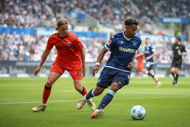 Bambase Conte Karlsruher SC, 31 in duel with Felix Goetze SC Paderborn 07, 20 , Karlsruher SC vs SC Paderborn 07, 2 Bundesliga, Matchday 34, 2024 2025, 18 05 2025, DFL REGULATES PROHIBIT ANY USE OF PHOTOGRAPHS AS IMAGE SEQUENCES AND OR QUASI VIDEO, Karlsruher SC vs SC Paderborn 07, 2 Bundesliga, Matchday 34, 2024 2025, 18 05 2025 Karlsruhe Copyright: xEibner-Pressefoto JanxPrihodax EP_JPA