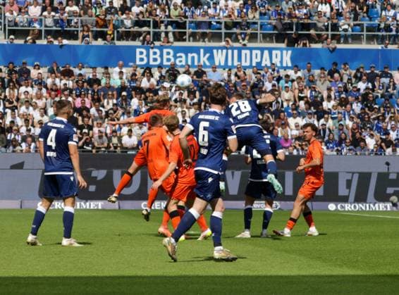 18 05 2025, xhettx, Soccer 2 Bundesliga, Karlsruher SC SC Paderborn 07 v l nice chance of Marcel Franke Karlsruhe SC, 28 with the head DFL DFB REGULATIONS PROHIBIT ANY USE OF PHOTOGRAPHS as IMAGE SEQUENCES and or QUASI VIDEO