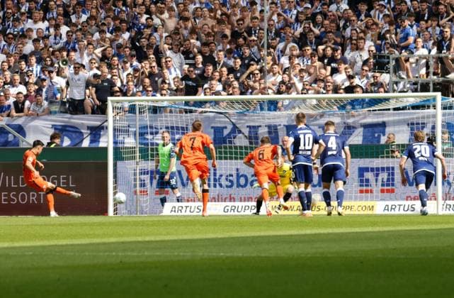 18 05 2025, xhettx, Soccer 2 Bundesliga, Karlsruher SC SC Paderborn 07 v l Penalty kick for Padaborn by Raphael Obermair SC Padaborn 07, 23 DFL DFB REGULATIONS PROHIBIT ANY USE OF PHOTOGRAPHS as IMAGE SEQUENCES and or QUASI VIDEO