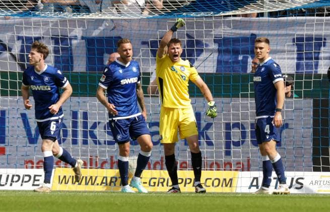 18 05 2025, xhettx, Fußball 2 Bundesliga, Karlsruher SC SC Paderborn 07 v l Jubelfaust von Max Weiß Karlsruhe SC, 1 DFL DFB REGULATIONS PROHIBIT ANY USE OF PHOTOGRAPHS as IMAGE SEQUENCES and or QUASI VIDEO