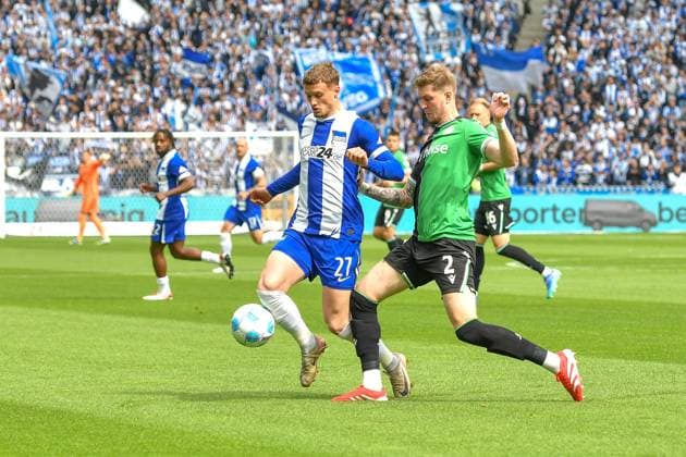 Soccer 2 Bundesliga, Hertha BSC Berlin Hannover 96 18 05 2025, xdanx, Soccer 2 Bundesliga, Hertha BSC Berlin Hannover 96 emspor, v l Michael Cuisance Hertha BSC , Josh Knight Hannover 96 , duel, fight, tackle DFL DFB REGULATIONS PROHIBIT ANY USE OF PHOTOGRAPHS as IMAGE SEQUENCES and or QUASI VIDEO Daniel Lakomski Mix1 Berlin Olympiastadion Berlin Germany DEU Copyright: xDanielxLakomskix