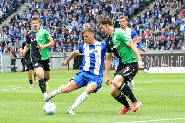 DEU, DFL, 2 FBL, Hertha BSC vs Hannover 96, 18 05 2025, Berliner Olympiastadion, Berlin, DEU, DFL, 2 FBL, Hertha BSC vs Hannover 96, im Bild Florian Niederlechner Hertha BSC Berlin 7 , Phil Neumann Hannover 96 5 DFL regulations prohibit any use of Photographs as image sequences and or quasi video nordphotoxGmbHx xEngler nph00076