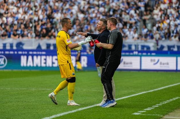 2 Soccer Bundesliga, Karlsruher SC SC Paderborn 07, 18 05 2025 Manuel Riemann SC Paderborn 1 gets instructions from ukasz Kwasniok SC Paderborn 07 coach 2 Soccer Bundesliga, Karlsruher SC SC Paderborn 07 BBBank Wildpark Karlsruhe, 18 05 2025 DFB DFL REGULATIONS PROHIBIT ANY USE OF PHOTOGRAPHS AS IMAGE SEQUENCES AND OR QUASI VIDEO Copyright: xBEAUTIFULxSPORTS Boscox