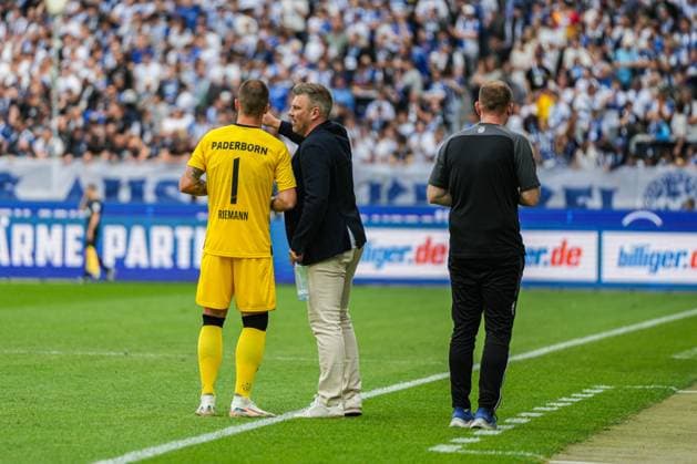 2 Soccer Bundesliga, Karlsruher SC SC Paderborn 07, 18 05 2025 Manuel Riemann SC Paderborn 1 gets instructions from ukasz Kwasniok SC Paderborn 07 coach 2 Soccer Bundesliga, Karlsruher SC SC Paderborn 07 BBBank Wildpark Karlsruhe, 18 05 2025 DFB DFL REGULATIONS PROHIBIT ANY USE OF PHOTOGRAPHS AS IMAGE SEQUENCES AND OR QUASI VIDEO Copyright: xBEAUTIFULxSPORTS Boscox