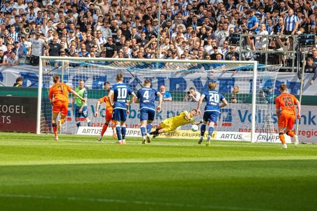 2 Soccer Bundesliga, Karlsruher SC SC Paderborn 07, 18 05 2025 Max Weiß Karlsruher SC 1 holding Raphael Obermair SC Paderborn 23s penalty 2 Soccer Bundesliga, Karlsruher SC SC Paderborn 07 BBBank Wildpark Karlsruhe, 18 05 2025 DFB DFL REGULATIONS PROHIBIT ANY USE OF PHOTOGRAPHS AS IMAGE SEQUENCES AND OR QUASI VIDEO Copyright: xBEAUTIFULxSPORTS Boscox