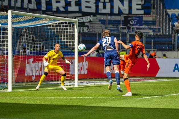 2 Soccer Bundesliga, Karlsruher SC SC Paderborn 07, 18 05 2025 David Herold Karlsruher SC 20 with a header just wide of the goal 2 Soccer Bundesliga, Karlsruher SC SC Paderborn 07 BBBank Wildpark Karlsruhe, 18 05 2025 DFB DFL REGULATIONS PROHIBIT ANY USE OF PHOTOGRAPHS AS IMAGE SEQUENCES AND OR QUASI VIDEO Copyright: xBEAUTIFULxSPORTS Boscox