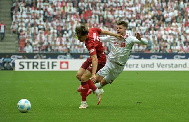 18 05 2025, xjpx, Soccer 2 Bundesliga, 1 FC Koeln 1 FC Kaiserslautern v l duel between Florian Kleinhansl Kaiserslautern and Jan Thielmann Koeln DFL DFB REGULATIONS PROHIBIT ANY USE OF PHOTOGRAPHS as IMAGE SEQUENCES and or QUASI VIDEO Koeln