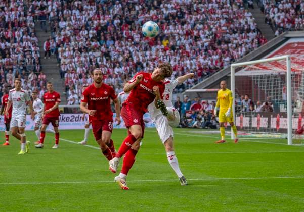 duel between Florian Kleinhansl 1 FC Kaiserslautern, 3 and Florian Kainz 1 FC Koeln, 11 18 05 2025, 1 FC Köln 1 FC Kaiserslautern Fussball, 2 Bundesliga, RheinEnergieStadion Köln DFL regulations prohibit any use of photographs as image sequences and or quasi video Copyright: HMBxMedia xMarcoxBader