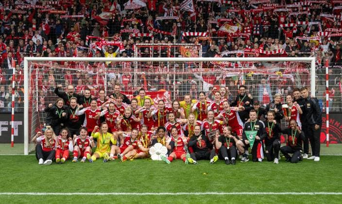 Soccer, Women, Season 2024 2025, 2 Womens Bundesliga 26 Matchday , 1 FC Union Berlin FSV Gütersloh, subsequent honoring of the Union women as champions of the 2 Bundesliga, in the picture the team with the championship trophy in front of the forest side, 18 05 2025, Copyright: xMatthiasxKochx