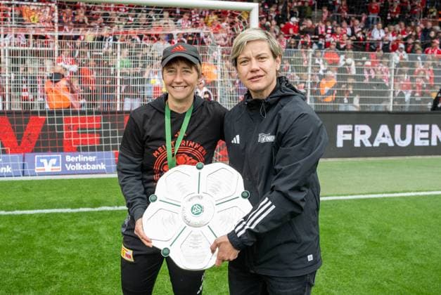Soccer, Women, Season 2024 2025, 2 Womens Bundesliga 26 Matchday , 1 FC Union Berlin FSV Gütersloh, subsequent honoring of the Union women as champions of the 2 Bundesliga, in the picture from l Trainer Ailien Poese 1 FC Union , Managing Director Professional Football Women Jennifer Zietz 1 FC Union with the championship trophy, 18 05 2025, Copyright: xMatthiasxKochx