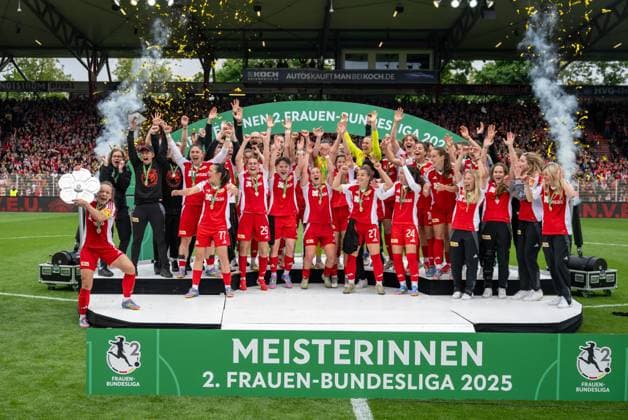 Soccer, Women, Season 2024 2025, 2 Womens Bundesliga 26 Matchday , 1 FC Union Berlin FSV Gütersloh, subsequent award ceremony for the Union women as champions of the 2 Bundesliga, in the picture Lisa Heiseler 1 FC Union raises the championship trophy in the air, 18 05 2025, Copyright: xMatthiasxKochx