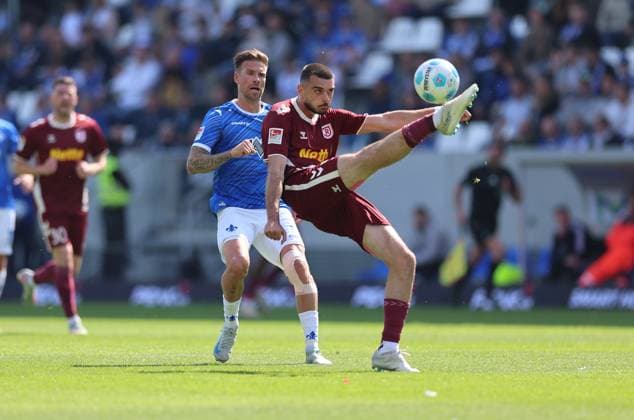 18 05 2025, xdcx, Soccer 2 Bundesliga, SV Darmstadt 98 SSV Jahn Regensburg, emonline, emspor, despor, v l , Tobias Kempe SV Darmstadt 98 , Rasim Bulic SSV Jahn Regensburg DFL DFB REGULATIONS PROHIBIT ANY USE OF PHOTOGRAPHS AS IMAGE SEQUENCES AND OR QUASI VIDEO Copyright: HMBxMedia Claus
