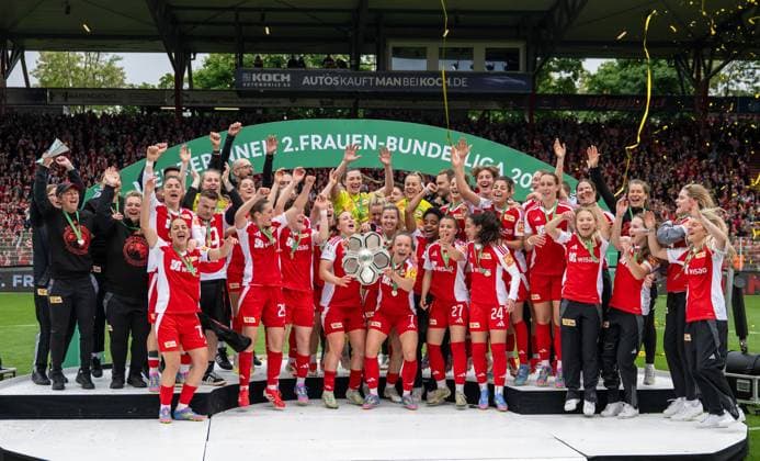 Soccer, Women, Season 2024 2025, 2 Womens Bundesliga 26 Matchday , 1 FC Union Berlin FSV Gütersloh, subsequent award ceremony for the Union women as champions of the 2 Bundesliga, in the picture Lisa Heiseler 1 FC Union raises the championship trophy in the air, 18 05 2025, Copyright: xMatthiasxKochx