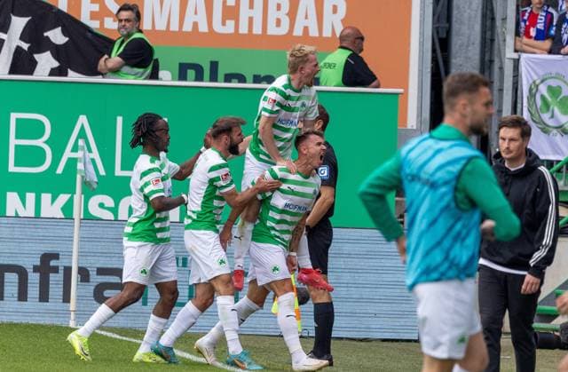 Team cheers after the 1 0 by Felix Klaus 30 Spvgg Greuther Fuerth , Spvgg Greuther Fuerth vs Hamburger SV Football, 2 Bundesliga, DFL, Saison 2024 2025, Rueckrunde, 34 Spieltag, 18 05 2025 DFB regulations prohibit any use of photographs as image sequences and or quasi video Copyright: xkolbert-press MartinxAgüerax