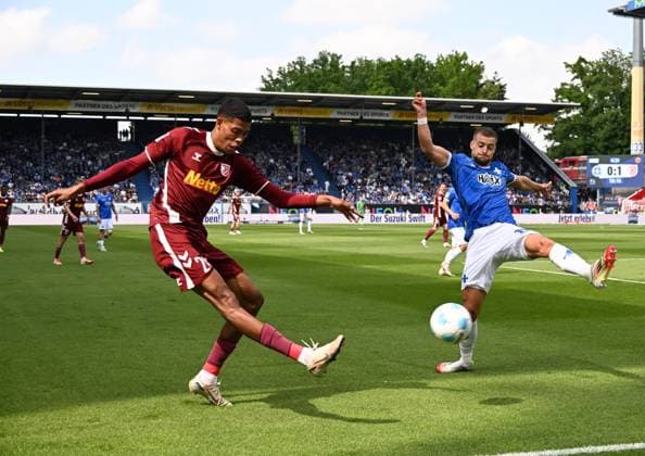 18 05 2025, xsltx, Soccer 2 Bundesliga, SV Darmstadt 98 Jahn Regensburg v l Noah Ganaus SSV Jahn Regensburg , Fabian Nürnberger SV Darmstadt 98 DFL DFB REGULATIONS PROHIBIT ANY USE OF PHOTOGRAPHS as IMAGE SEQUENCES and or QUASI VIDEO