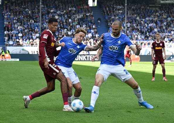 18 05 2025, xsltx, Soccer 2 Bundesliga, SV Darmstadt 98 Jahn Regensburg v l Noah Ganaus SSV Jahn Regensburg , Luca Marseiler SV Darmstadt 98 , Aleksandar Vukotic SV Darmstadt 98 DFL DFB REGULATIONS PROHIBIT ANY USE OF PHOTOGRAPHS as IMAGE SEQUENCES and or QUASI VIDEO