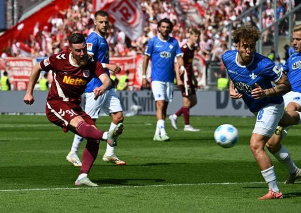 18 05 2025, xsltx, Soccer 2 Bundesliga, SV Darmstadt 98 Jahn Regensburg v l Shot attempt by Christian Kühlwetter SSV Jahn Regensburg , re Luca Marseiler SV Darmstadt 98 DFL DFB REGULATIONS PROHIBIT ANY USE OF PHOTOGRAPHS as IMAGE SEQUENCES and or QUASI VIDEO