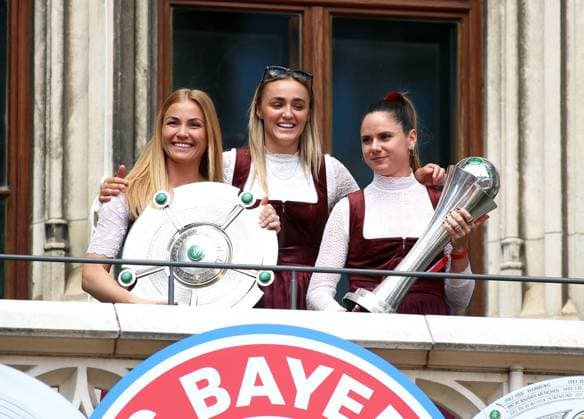 Football, men, Bundesliga, 2024 2025 season, FC Bayern Munich, championship celebration, Rathausbalkon, Marienplatz Glodis Perla Viggosdottir FC Bayern Munich with championship trophy, Georgia Stanway FC Bayern Munich and Sarah Zadrazil FC Bayern Munich re with the DFB Cup on the Rathausbalkon f l n r